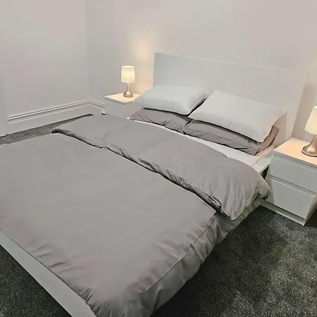 Comfy 3-bed In Redfield - Near Centre Apartment *